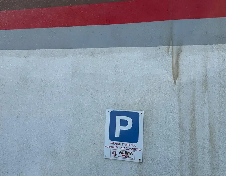 Ściana przed myciem